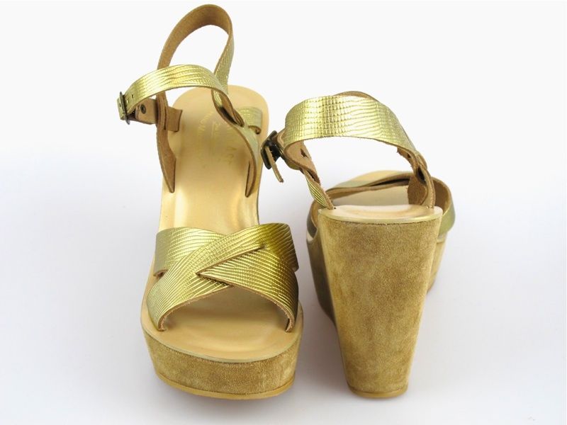 11 1325 KORK EASE at SOCIALITE AUCTIONS Sz 9 Gold Wedge Sandal