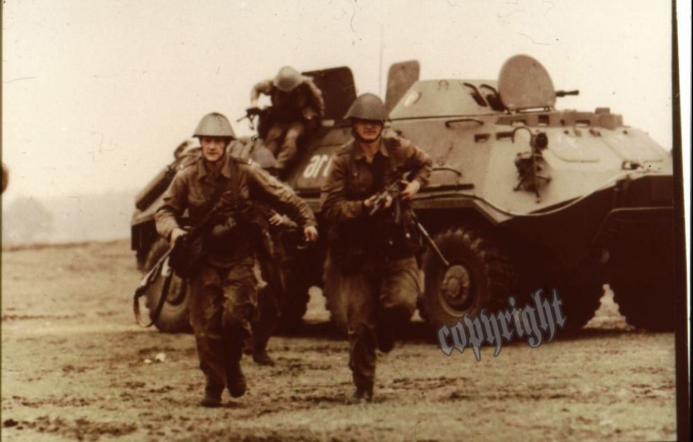 Farb Dia 35mm no Foto Panzer Gewehr NVA no KVP Uniform Armee DDR