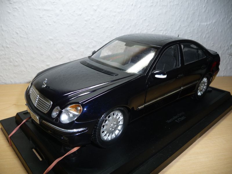  BENZ E KLASSE W211 LIMOUSINE DUNKELBLAUMETALLIC 118 KYOSHO