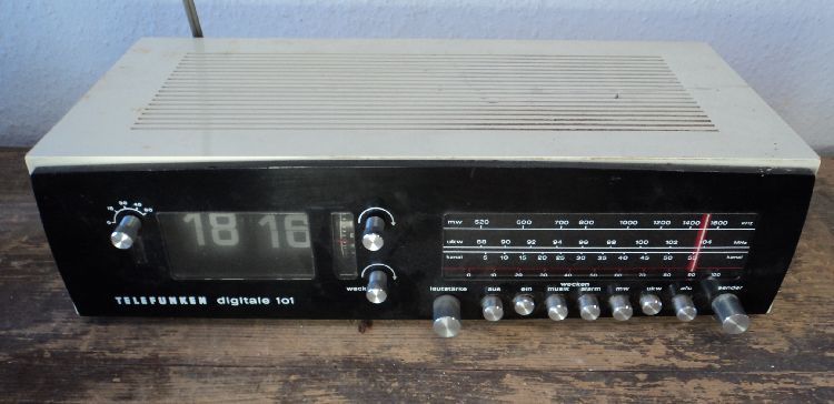 alter Radiowecker Telefunken Digitale 101 weiß