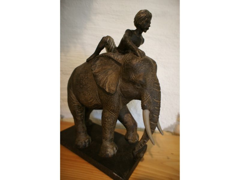 dynamische indische Skulptur ELEFANT mit REITER, Indien