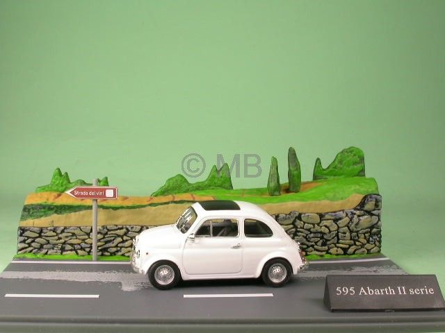 Fiat 500 Abarth 595 2. Serie weiss Modellauto Diorama Altaya 143