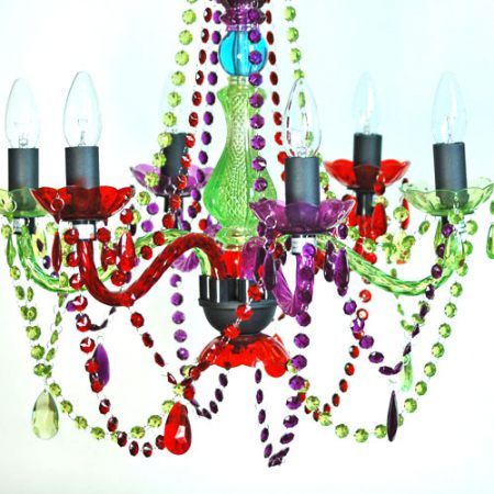 Der farbenfrohe Kronleuchter sorgt für ein freundliches und weiches