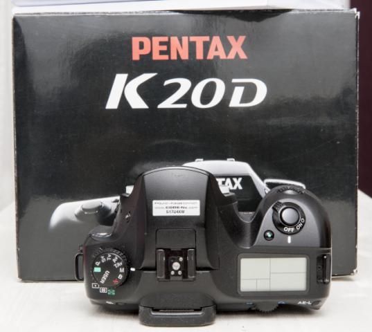 Pentax K20d DSLR 14,5 MP Body & Batteriegriff & 4 Akkus