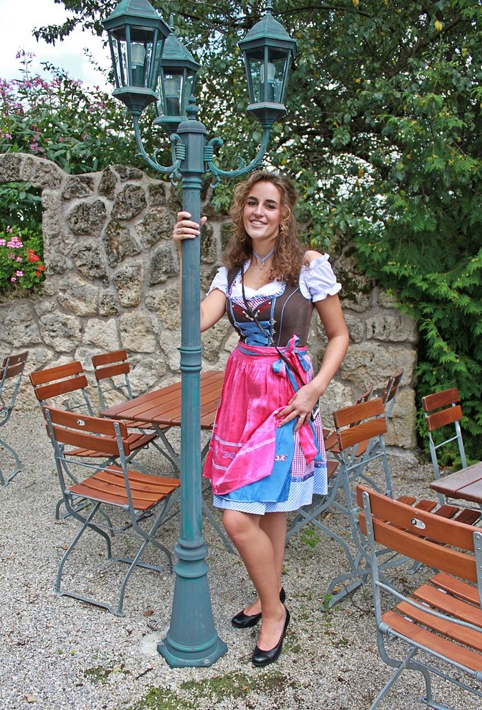 Bitte beachten Bestandteil dieser Auktion ist nur das Dirndl inkl. 2