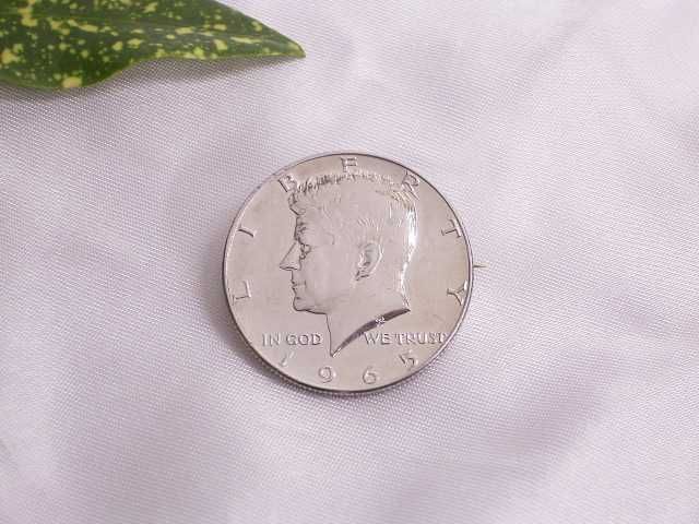 JOHN F. KENNEDY HALF DOLLAR SILBERMÜNZE 1965 als BROSCHE / ANSTECKER