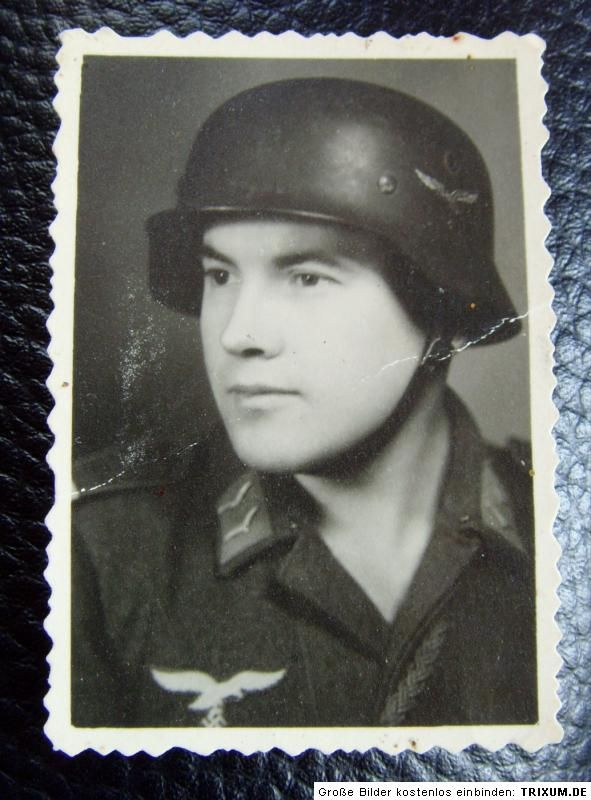 Sehr seltenes original Foto, 2. WK LW Deutscher Soldat mit Stahlhelm